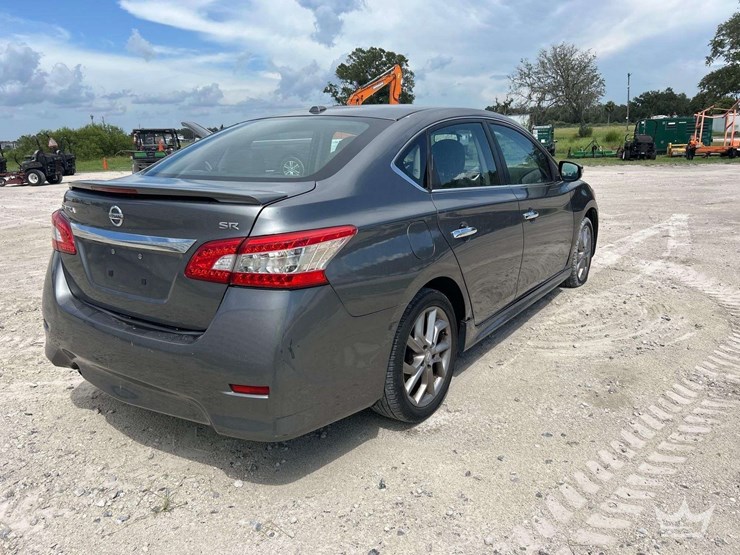 2015-nissan-sentra-sedan-image-3