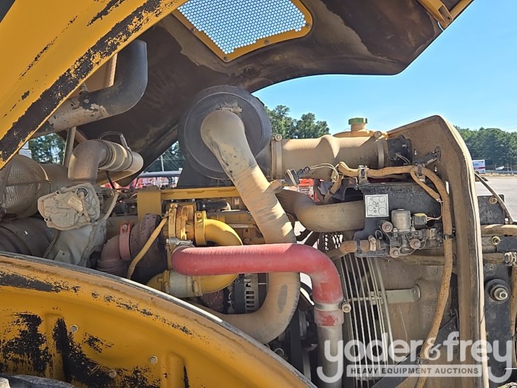 2020-caterpillar-cs56b-image-22
