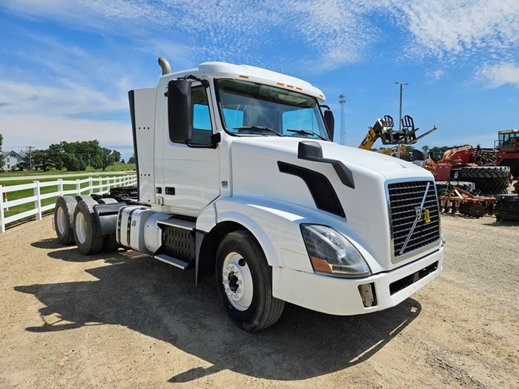 #65-•-2012-volvo-vnl-day-cab-tandem-axle-semi-tractor-image-7