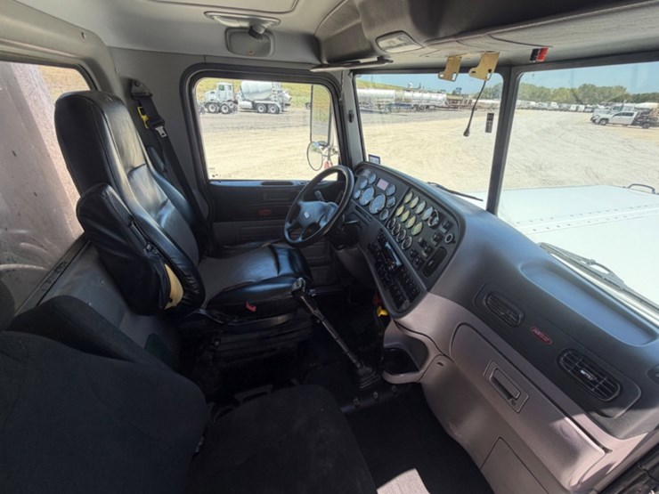 2020-peterbilt-389-image-11