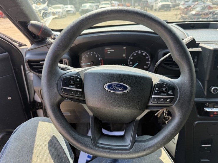 2020-ford-explorer-image-25