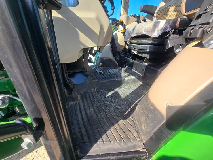 2024-john-deere-5075e-image-30