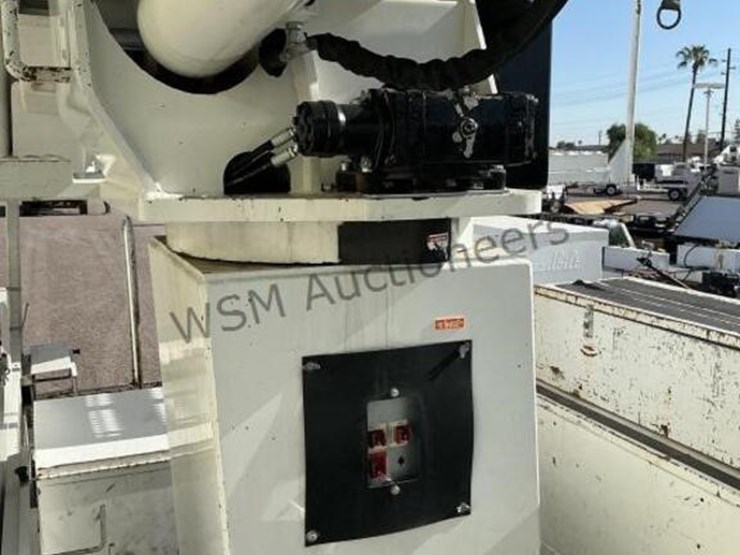 2012-freightliner-m2-106-image-14