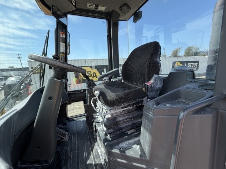 2018-deere-324k-image-19