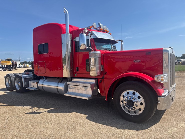 2021-peterbilt-389-image-12