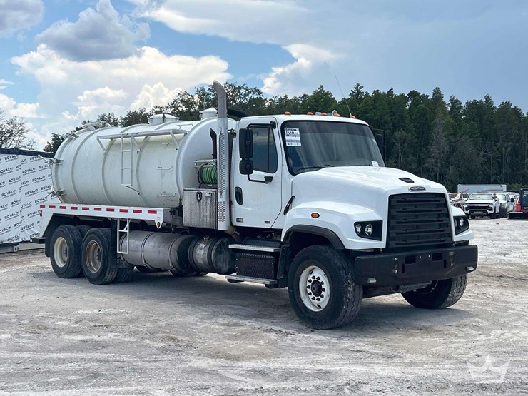 2015-freightliner-114sd-image-2