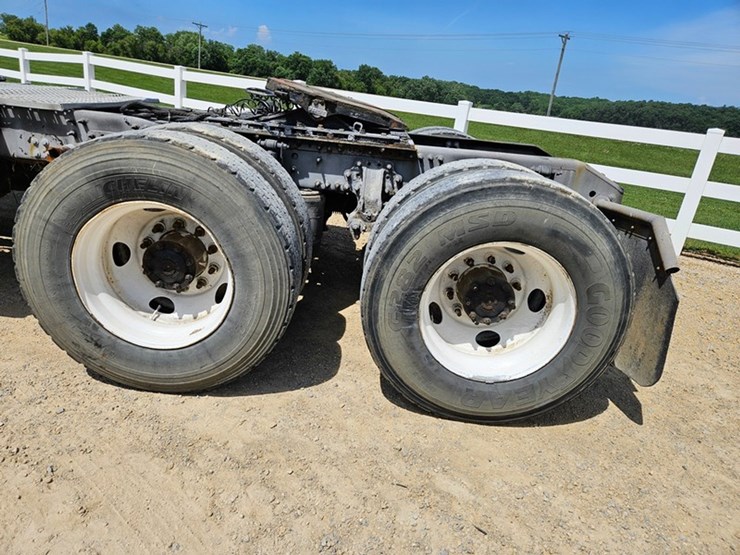 #65-•-2012-volvo-vnl-day-cab-tandem-axle-semi-tractor-image-34