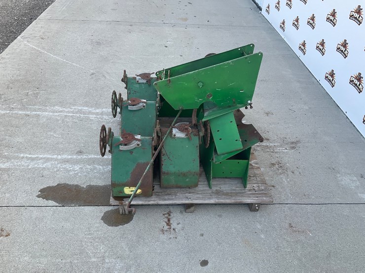 #5037-•-john-deere-planter-row-units-/-seed-hoppers-and-misc.-parts-image-2
