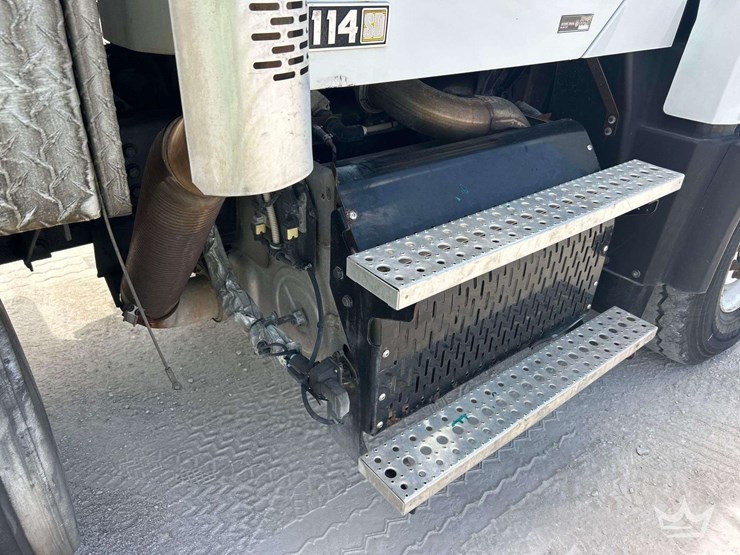 2015-freightliner-114sd-image-25