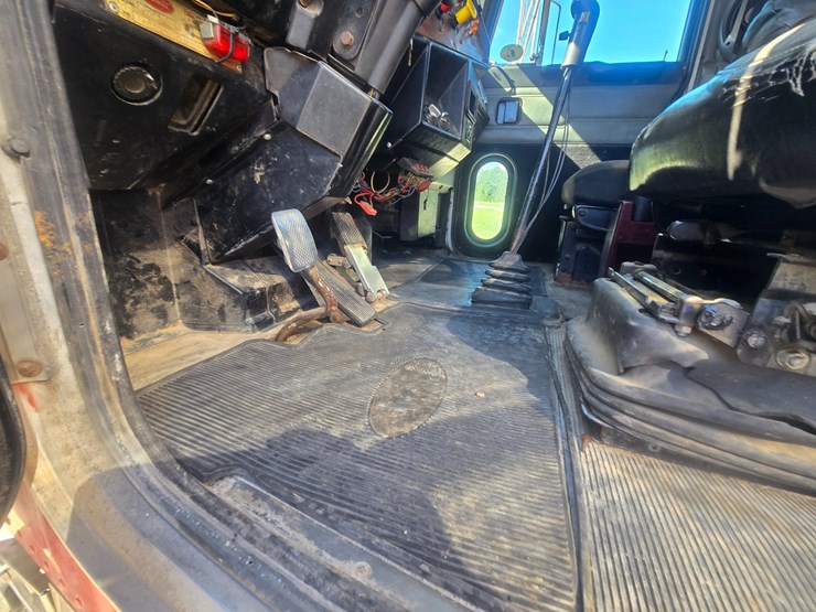 1995-peterbilt-379-image-52