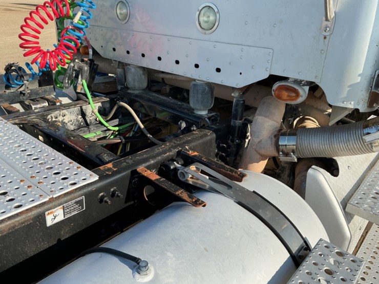 2015-freightliner-coronado-122-sd-image-18