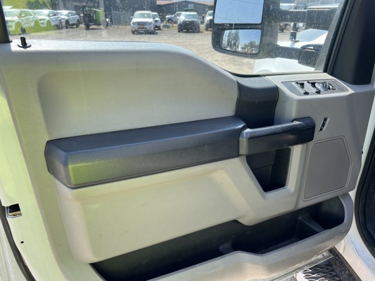 2017-ford-f550-image-25
