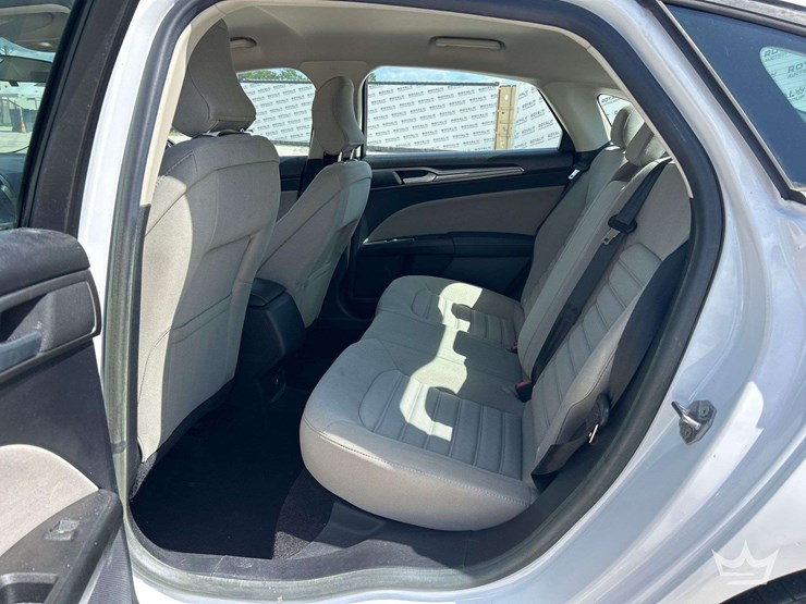 2018-ford-fusion-sedan-image-19
