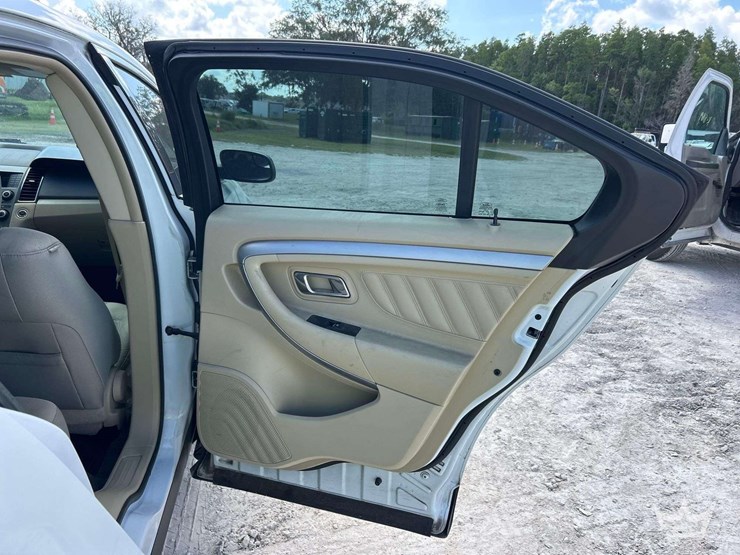 2017-ford-taurus-sedan-image-22