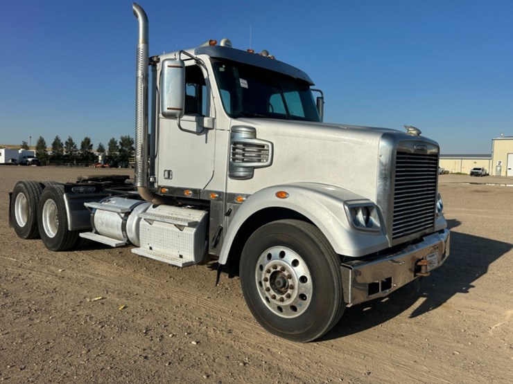 2015-freightliner-coronado-122-sd-image-3