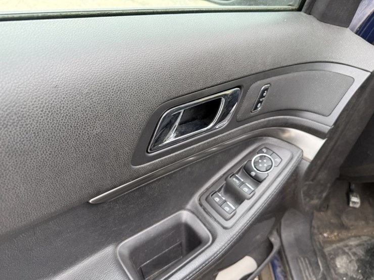 2015-ford-explorer-image-23