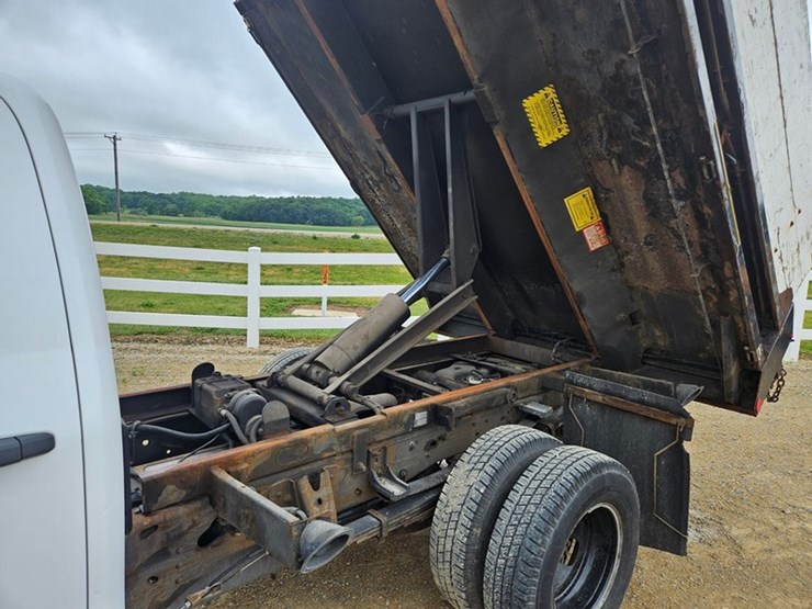 2016-chevrolet-3500-image-11