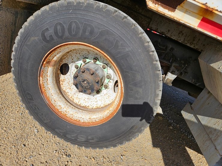 2002-freightliner-fl80-image-46