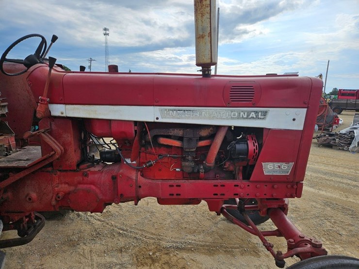 #53-•-interantional-656-farmall-tractor-image-12