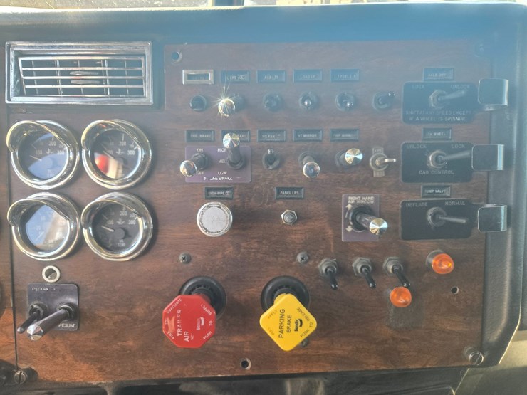 1995-peterbilt-379-image-60