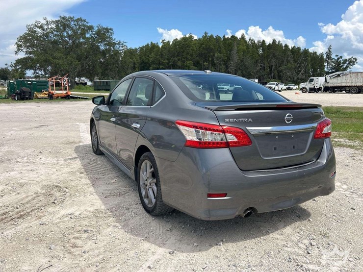 2015-nissan-sentra-sedan-image-4