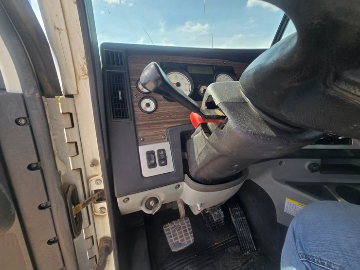 2017-freightliner-122sd-image-60
