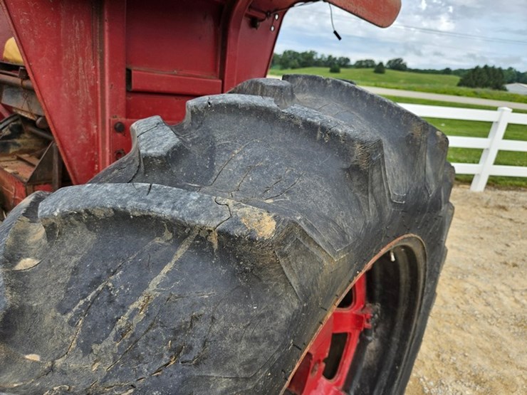 #53-•-interantional-656-farmall-tractor-image-33