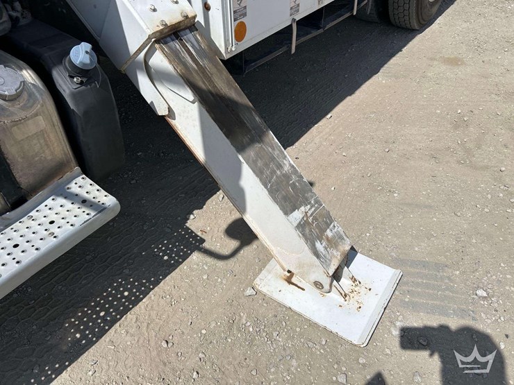 2019-freightliner-m2-106-image-19