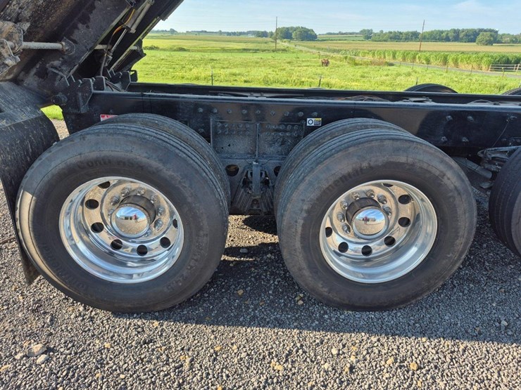 2025-kenworth-t880-image-28