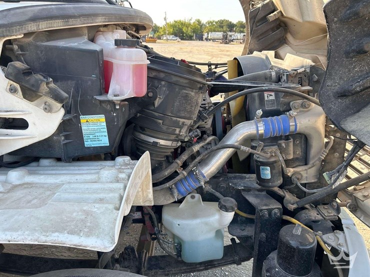 2018-freightliner-m2-106-image-7