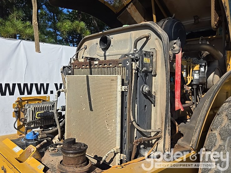 2020-caterpillar-cs56b-image-25