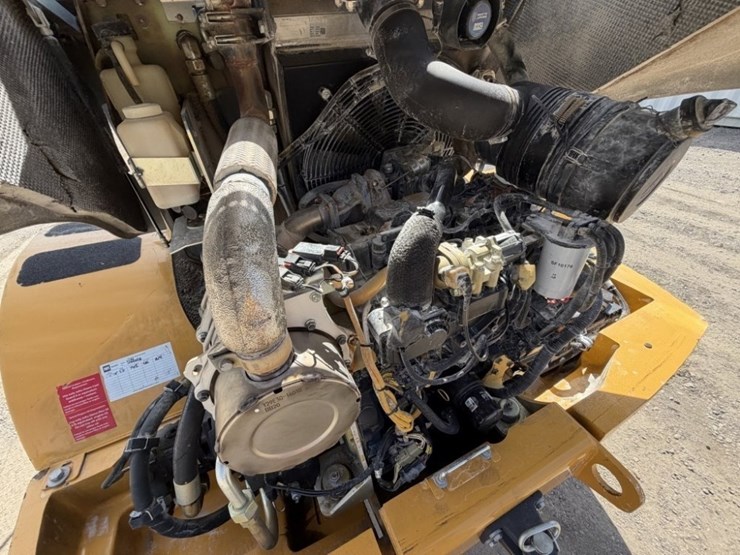 2018-deere-324k-image-15