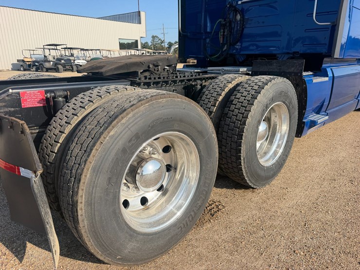 2019-volvo-vnl64t670-image-5