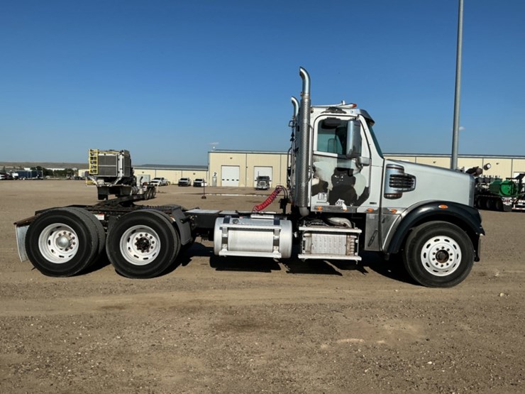 2011-freightliner-coronado-122-sd-image-4