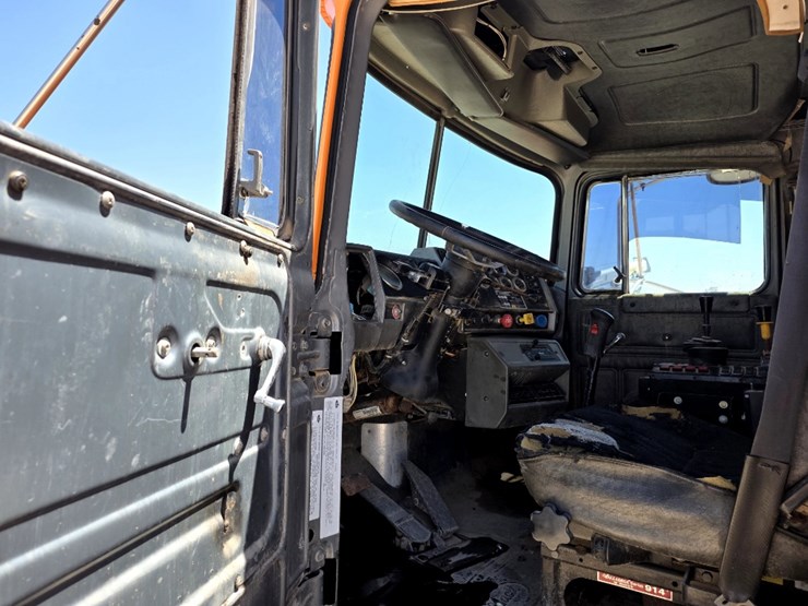 2003-mack-rd688s-image-10