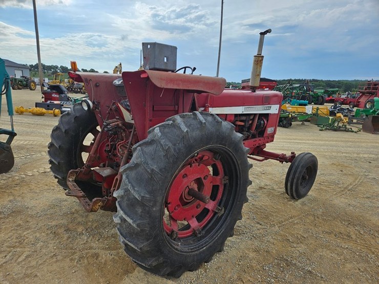 #53-•-interantional-656-farmall-tractor-image-5