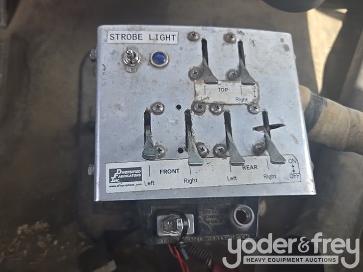 2013-freightliner-m2-106-image-52