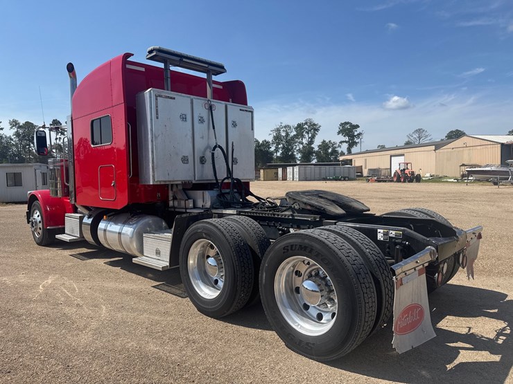 2021-peterbilt-389-image-3