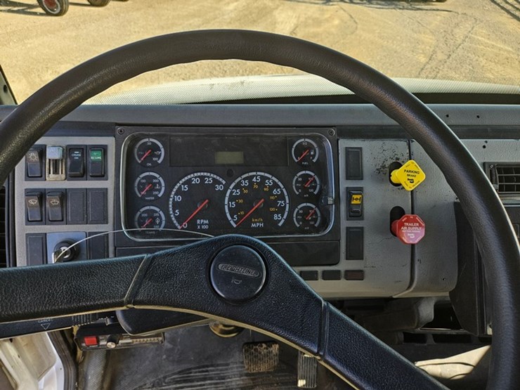 2002-freightliner-fl80-image-58