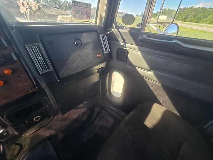 1995-peterbilt-379-image-57