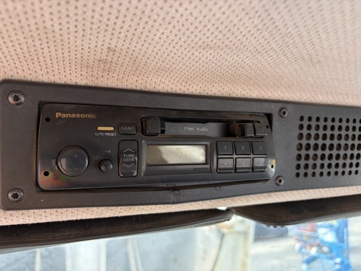 1995-freightliner-fl70-image-35