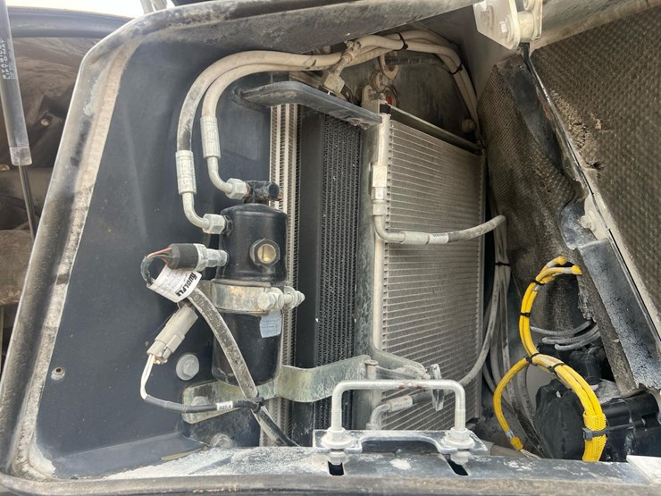 2020-deere-344l-image-37