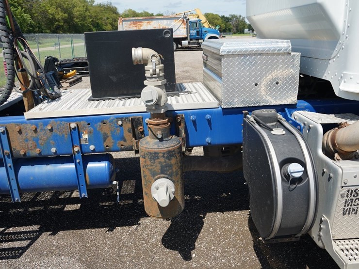 2015-peterbilt-365-t/a-daycab-truck-tractor-image-23