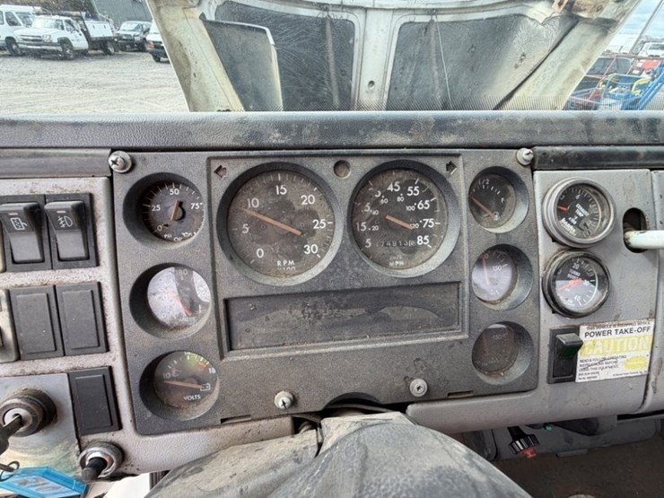 1995-freightliner-fl70-image-30