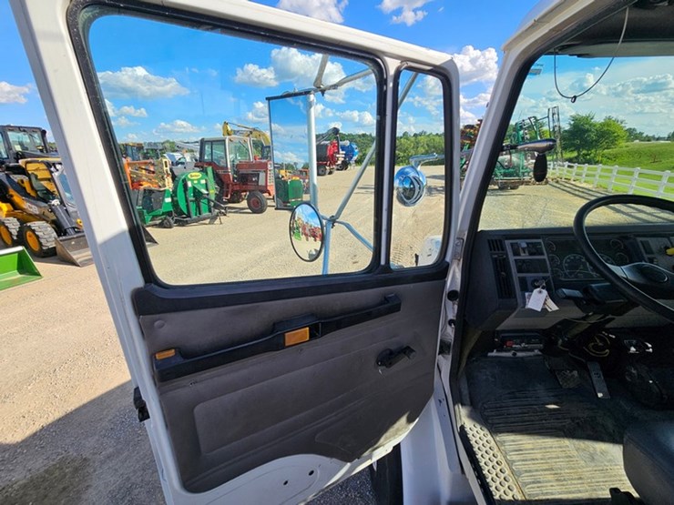 2002-freightliner-fl80-image-53
