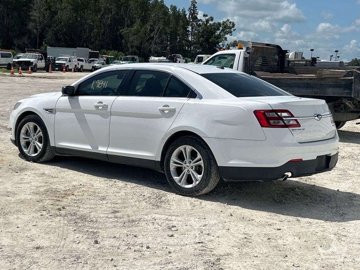 2017-ford-taurus-sedan-image-4
