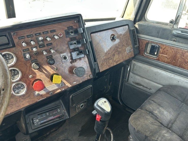 1994-peterbilt-378-image-13