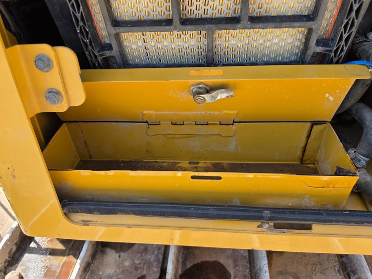 2016-caterpillar-d6k2-lgp-image-101