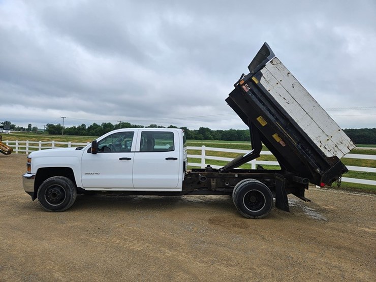 2016-chevrolet-3500-image-10