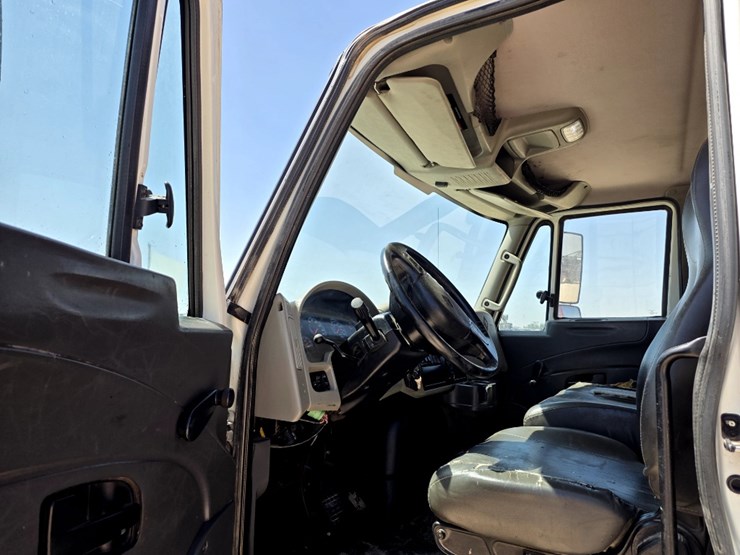 2018-international-durastar-4300-image-13